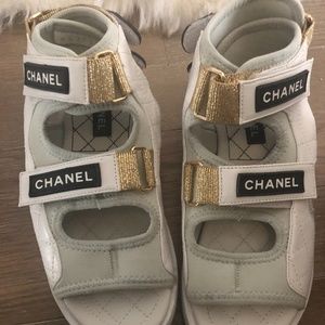 Chanel printed fabric dad sandals white / gold